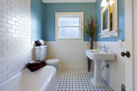 Tub Talk: Replacing vs Resurfacing